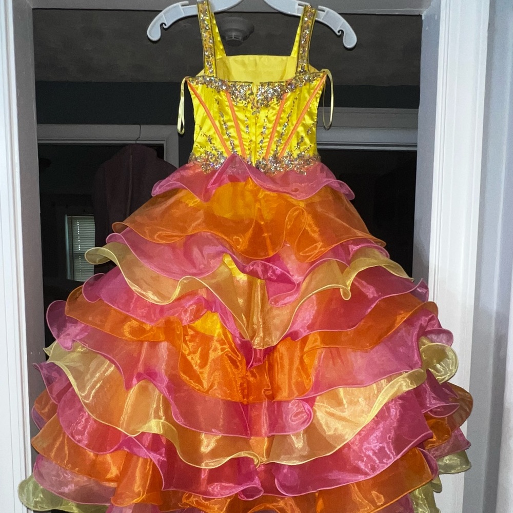 Pageant dress for sale Size 4 in little girls. Offers are always welcomed - Picture 3 of 4